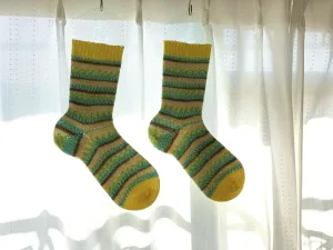 ソックブロッカーを使ってブロッキング中の手編みの靴下
