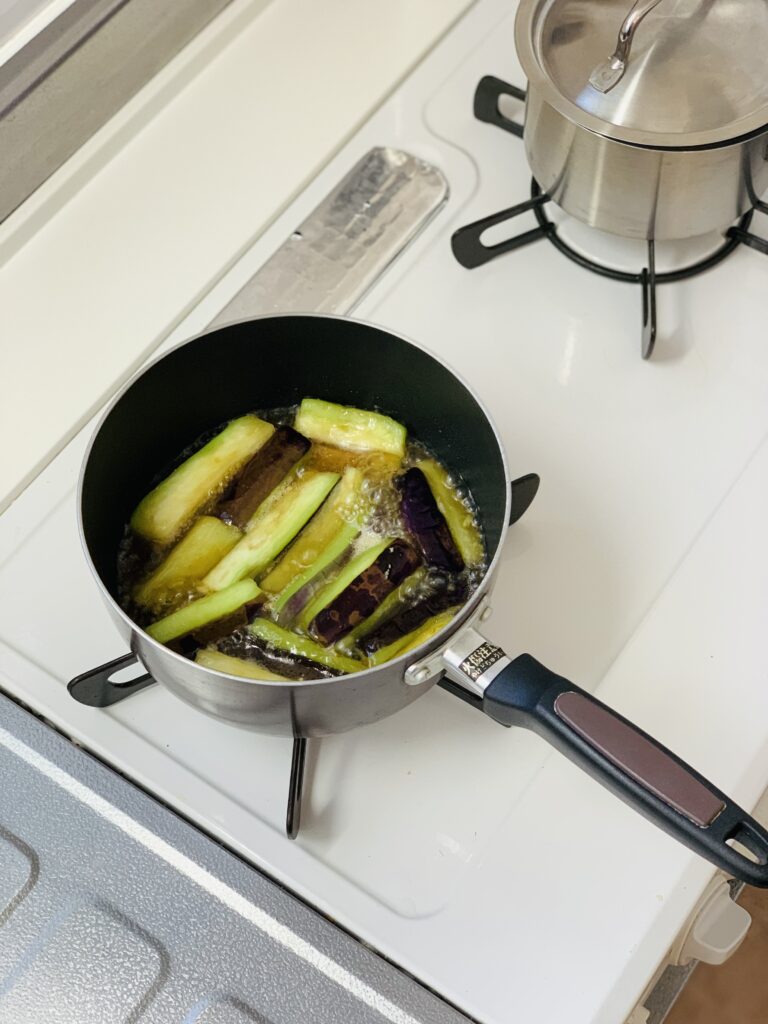長茄子の煮浸しを片手鍋で作っているところの画像