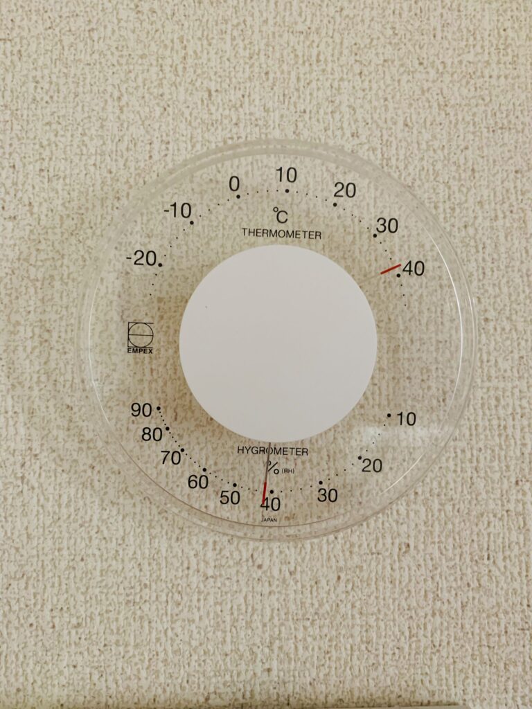 湿度42%、室温38℃の室温計