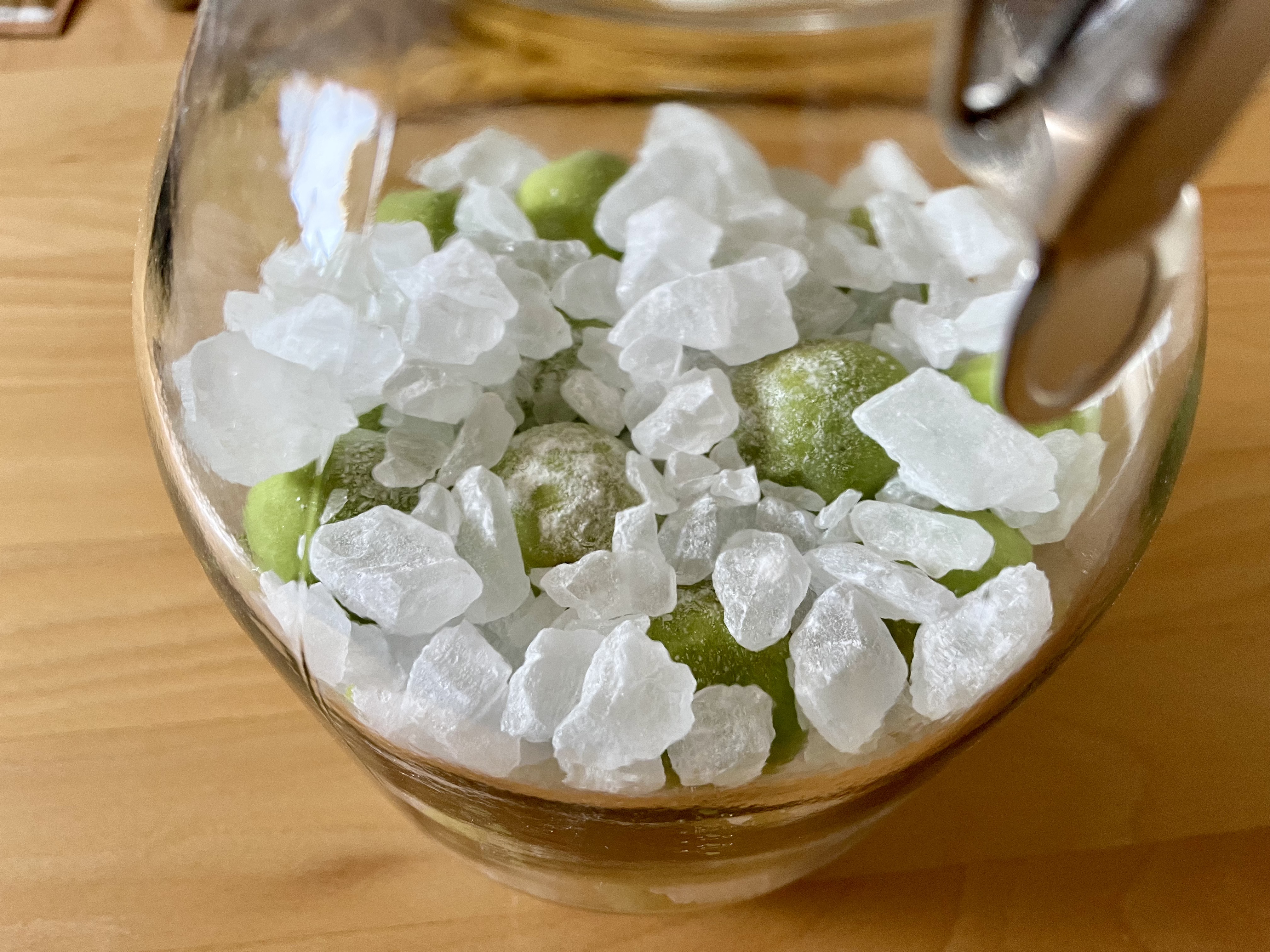 保存瓶に梅と氷砂糖を交互に入れて、最後に氷砂糖をのせたところの画像。