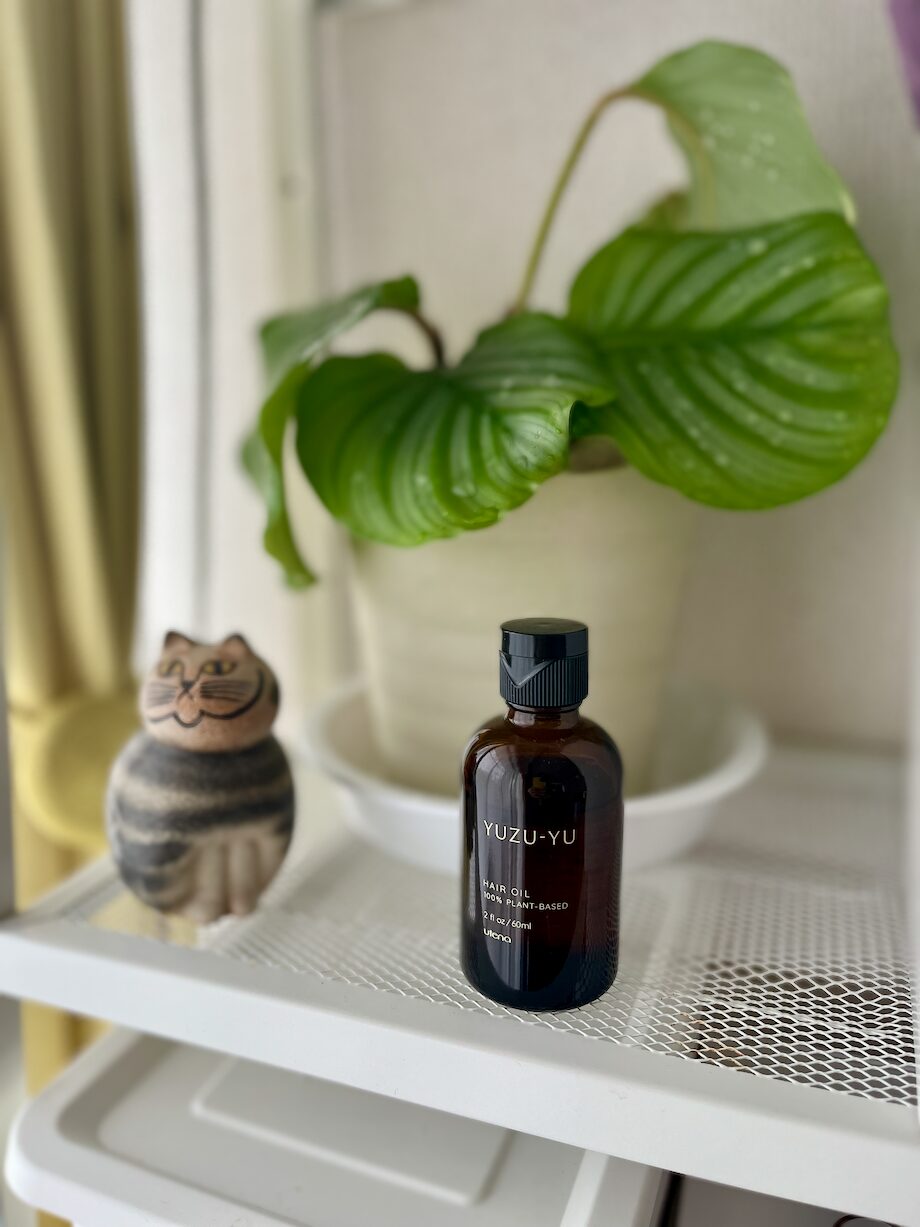 ウテナのゆず油(ヘアオイル)のボトルを観葉植物や猫のオブジェとともに撮影した画像