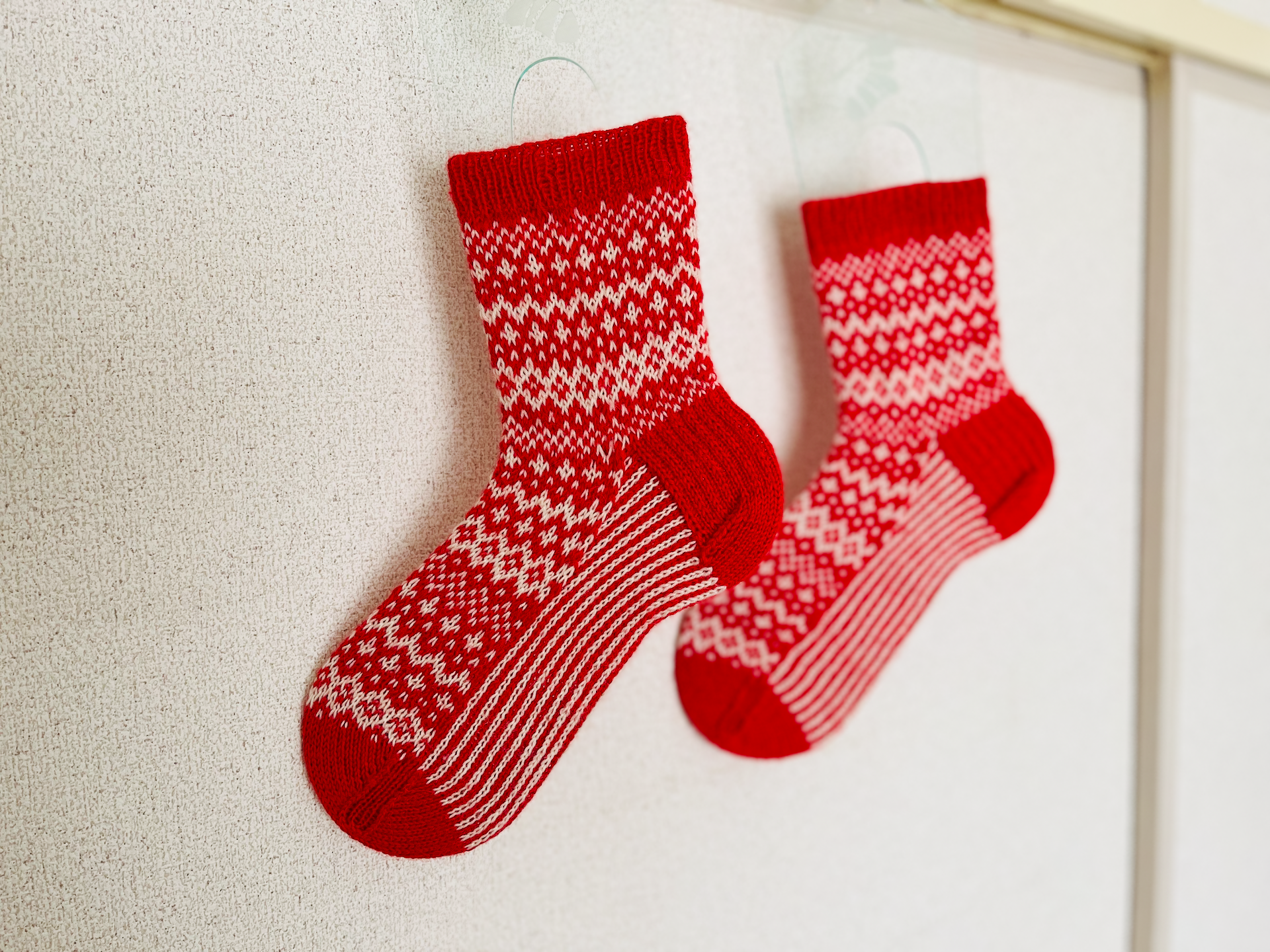 Patern；Popinjay Socks by Karolina Adamczyk